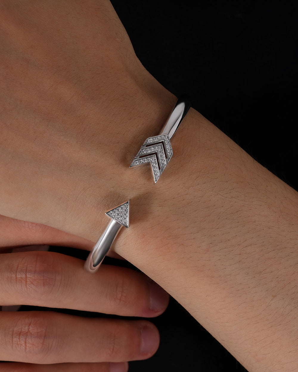 MOISSANITE ARROW BANGLE. - WHITE GOLD