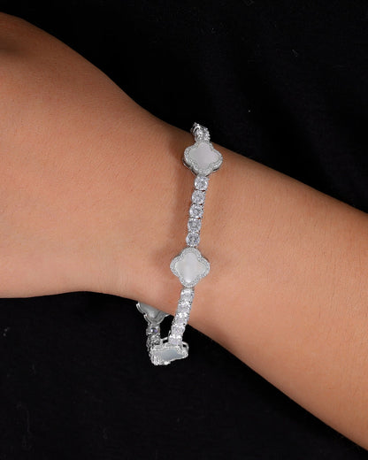 MOISSANITE PEARL CLOVERS BRACELET. - WHITE GOLD